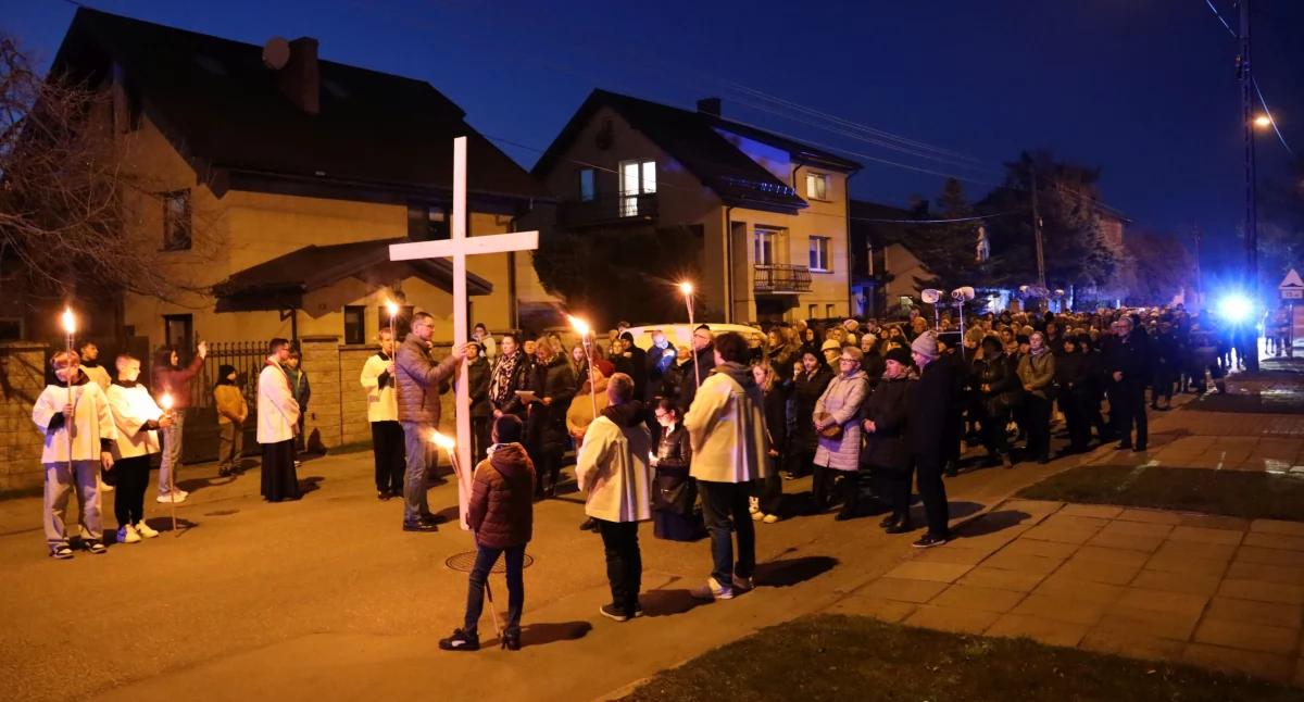 Łowicz. Ulicami Korabki przeszła Droga Krzyżowa (foto, film)