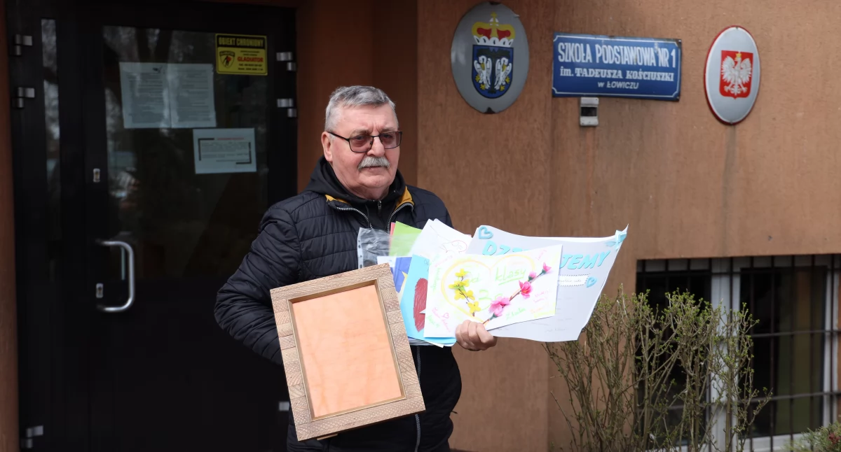 Niesamowite pożegnanie pracownika SP nr 1 w Łowiczu. „To dzień, który zapamiętam do końca życia” (foto, film)