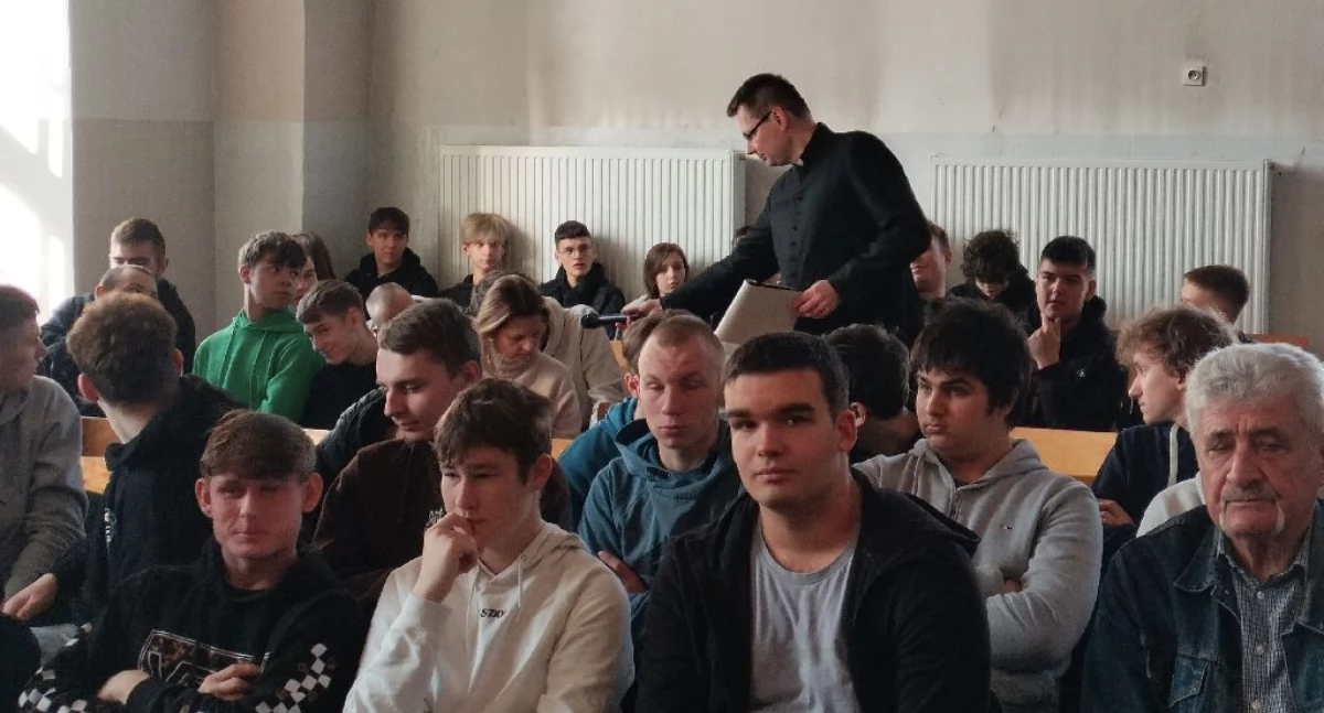 „Kochaj Boga, drugiego człowieka, a także siebie”. Rekolekcje wielkopostne w ZST w Łowiczu (foto)