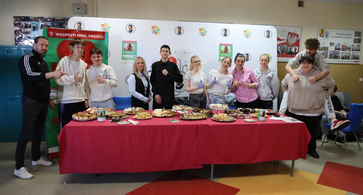 Charytatywny kiermasz ciast w ZSP nr 3 w Łowiczu (foto)