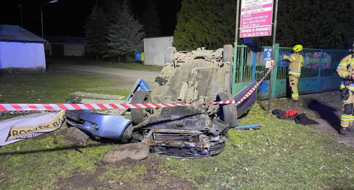 Dachowanie samochodu w Kiernozi. Pojazdem podróżowali nastolatkowie (foto)