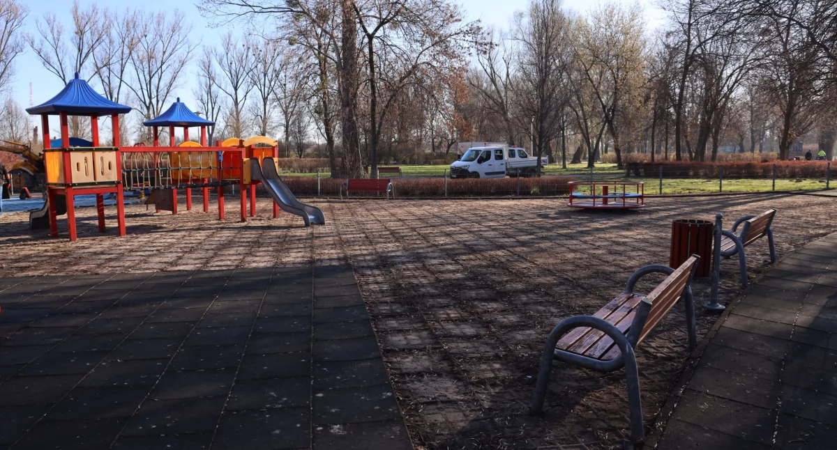 Trwają przeglądy placów zabaw w Łowiczu. Na Błoniach demontują nawierzchnię z płyt (foto, film)