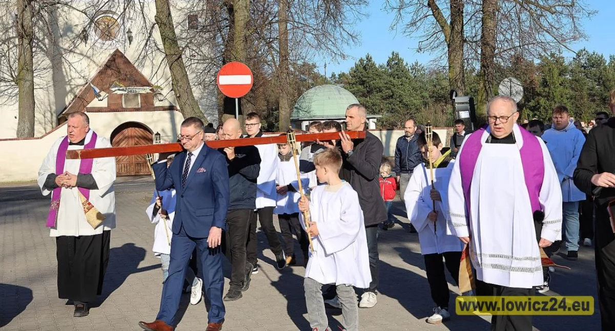 Droga Krzyżowa ulicami Domaniewic. Modlitewne rozpoczęcie parafialnych rekolekcji (foto)