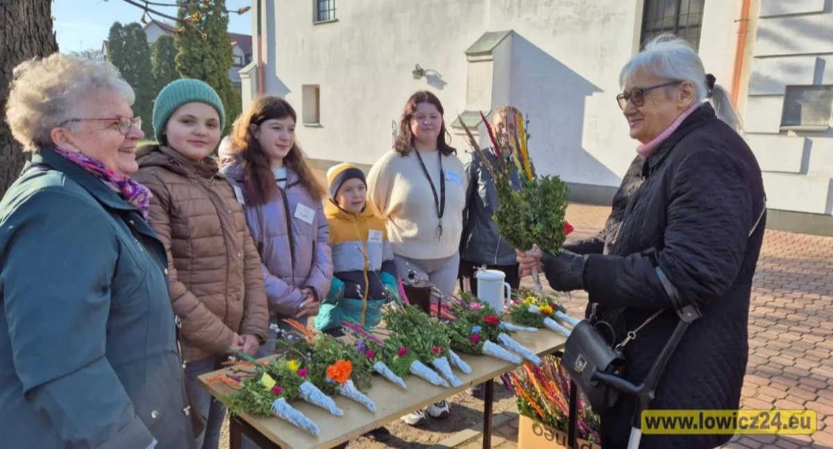 Dzieci ze świetlicy Słonko rozprowadzają palemki (foto)[AKTUALIZACJA]