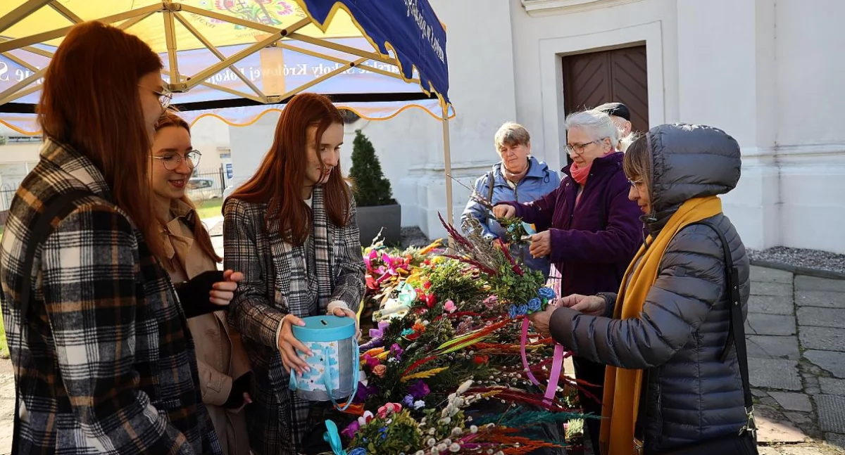 Uczniowie pijarskiej rozprowadzają palemki (foto)