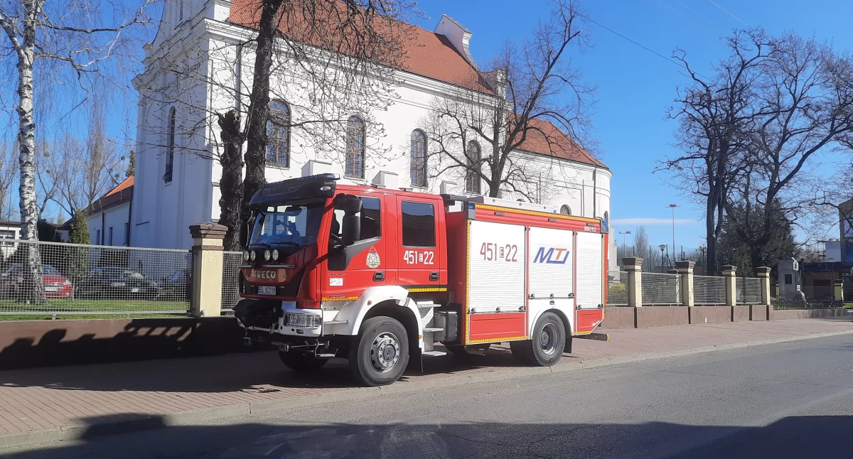 Łowicz. Konar drzewa uszkodził szkolny budynek, interweniowała straż (foto)