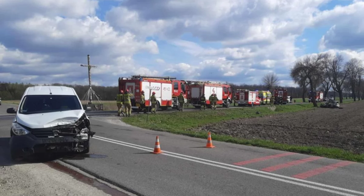 Poważny wypadek drogowy w gminie Łyszkowice! Droga całkowicie zablokowana (foto) AKTUALIZACJA