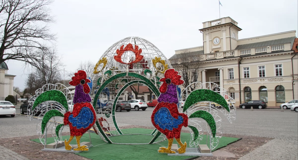 Wielkanocna dekoracja znów na Starym Rynku. Trwa montaż LED-owej pisanki (foto)