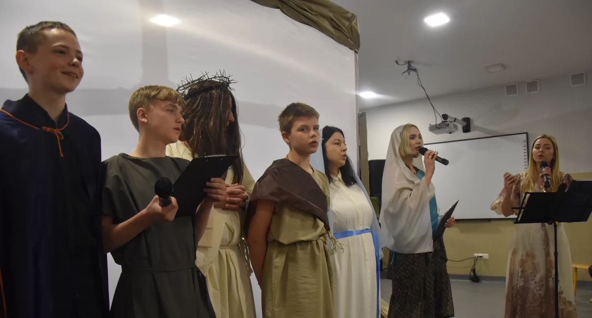 Poruszająca opowieść napisana światłem. Wielkanocne przedstawienie w MOS Kiernozia (foto,film)