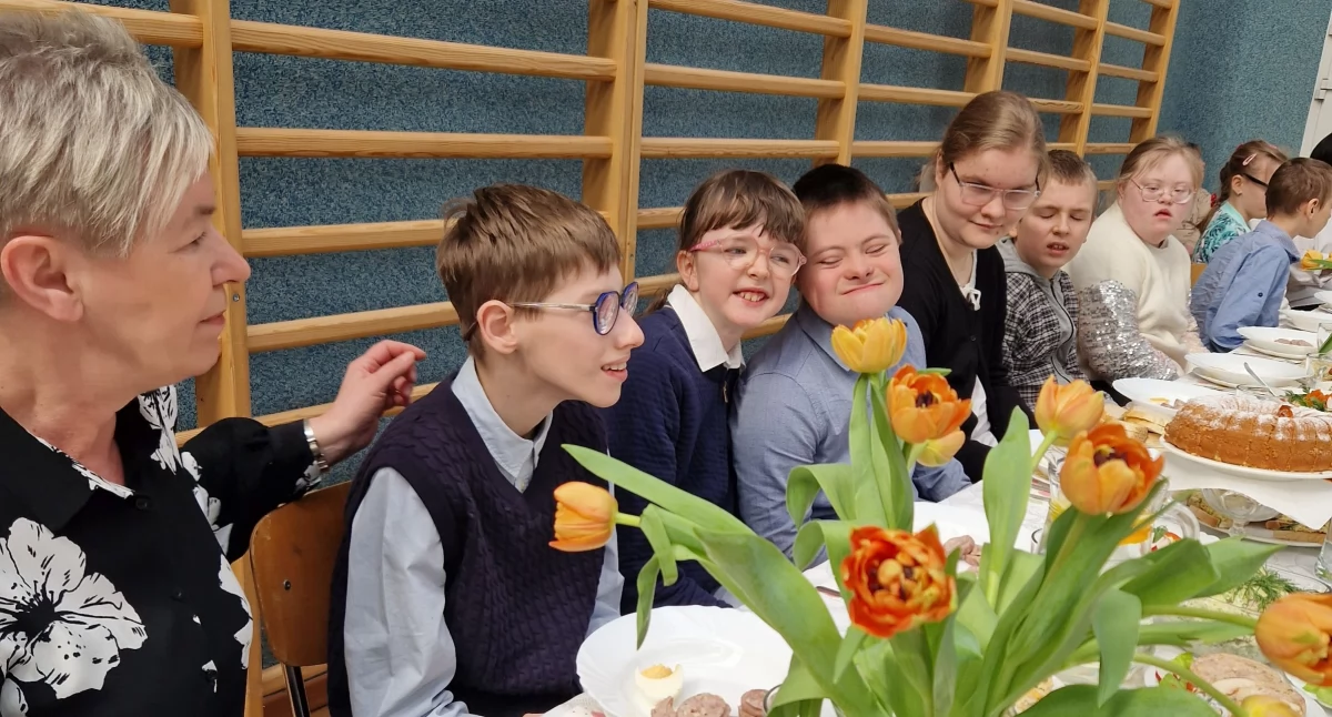 Śniadanie wielkanocne w Specjalnym Ośrodku Szkolno-Wychowawczym w Łowiczu (foto)