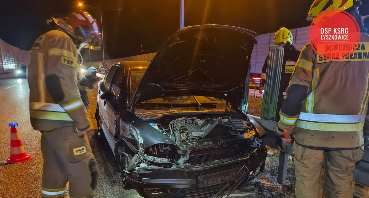 Kolizja na A2 pod Łowiczem. Skoda uderzyła w bariery