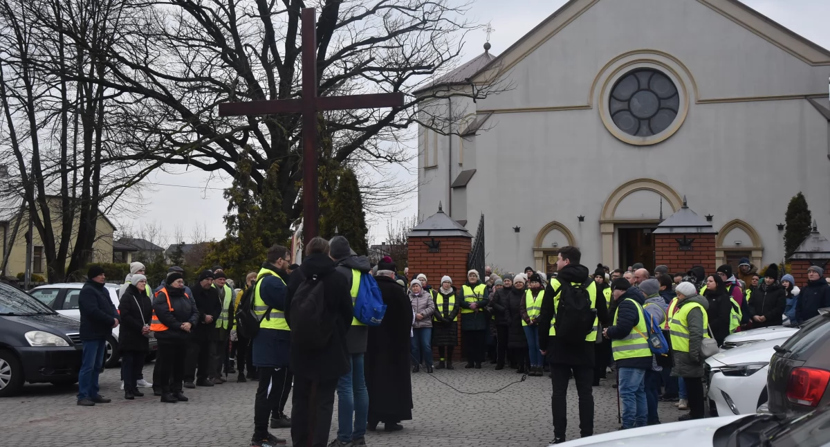 Nocna Droga Krzyżowa w gminie Łyszkowice. Wspólna modlitwa i pokonywanie własnych słabości (foto,film)