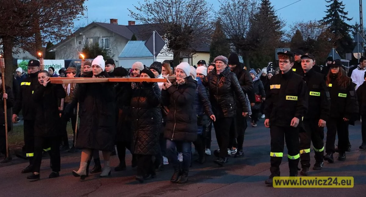 Droga krzyżowa przeszła ulicami Łowicza (foto, film)