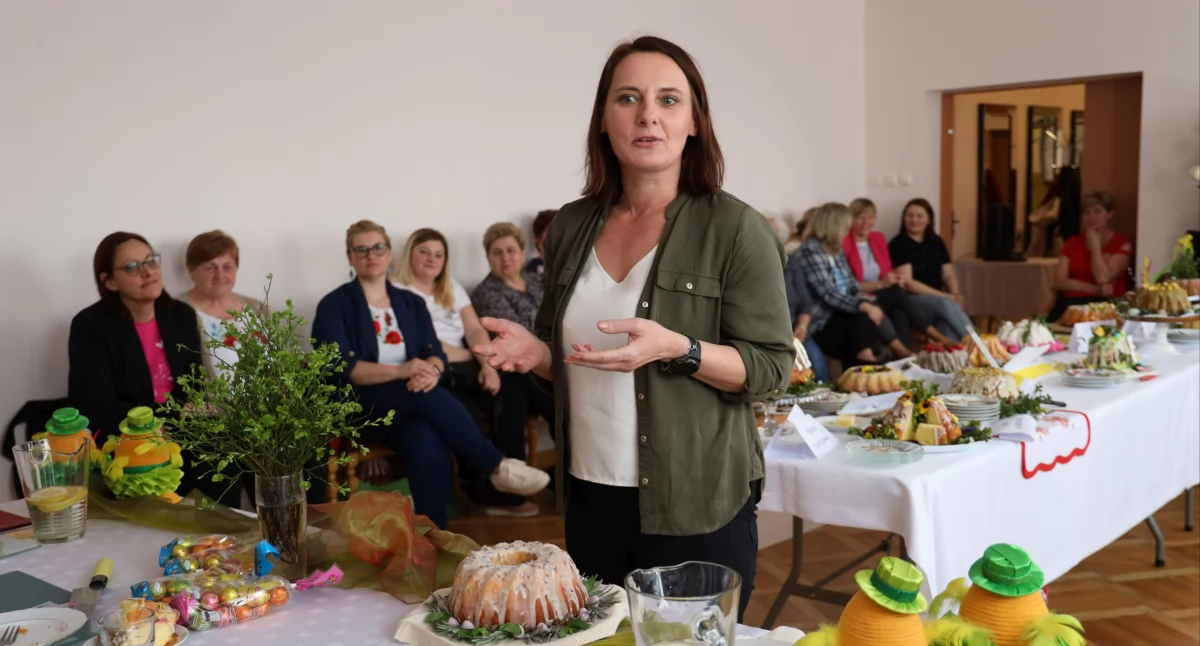 Nieborów. Koła Gospodyń Wiejskich rywalizowały w konkursie kulinarnym na babę wielkanocną (foto, film)