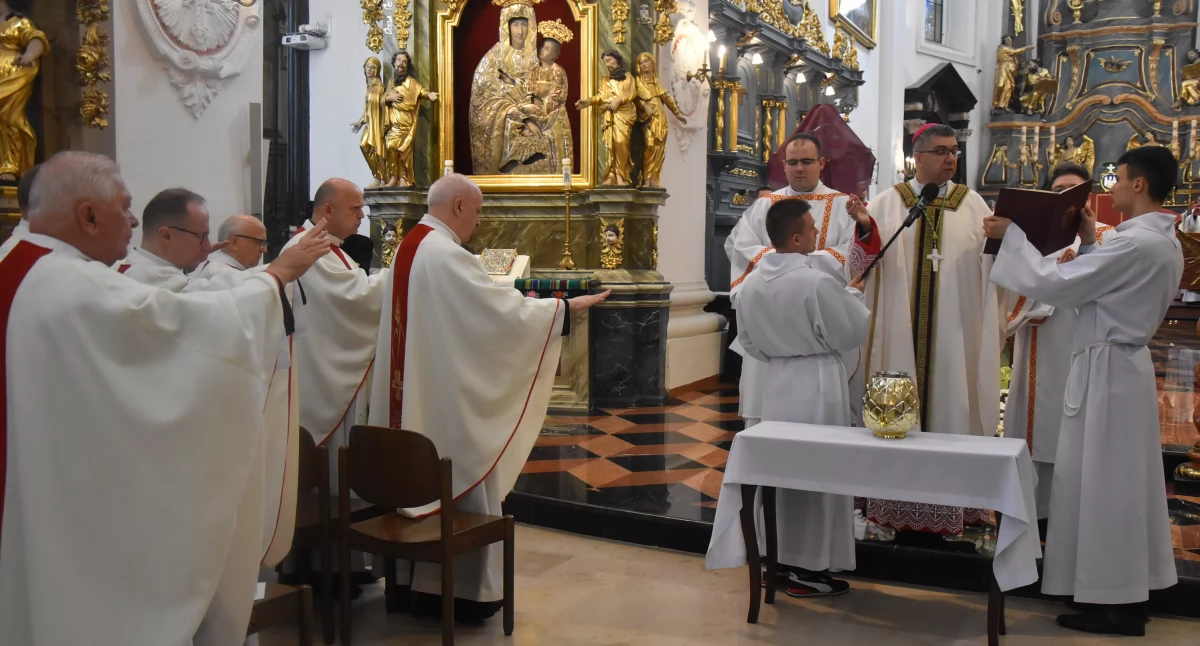 Wielki Czwartek. Uroczysta Msza Krzyżma z odnowieniem przyrzeczeń kapłańskich (foto,film)