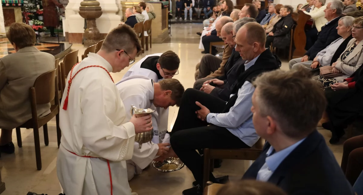 Rozpoczęło się Triduum Paschalne. Msza Wieczerzy Pańskiej w łowickiej katedrze (foto, film)