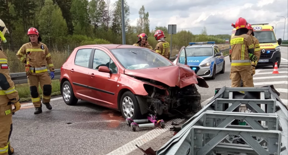 Samochód uderzył w bariery – dwie osoby poszkodowane