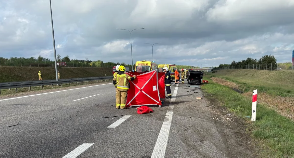 Tragiczny wypadek na autostradzie A2 – nie żyje kierowca, do szpitala trafiła kobieta i troje dzieci
