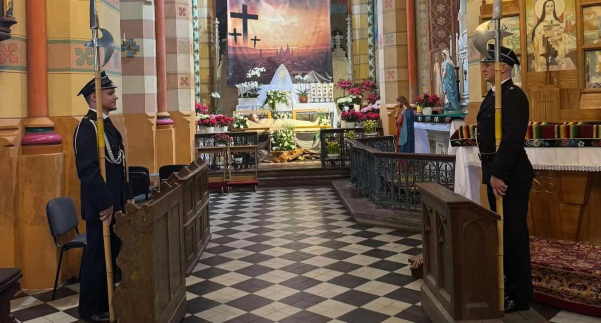 Strażacy z OSP pełnią wartę przy Grobach Pańskich