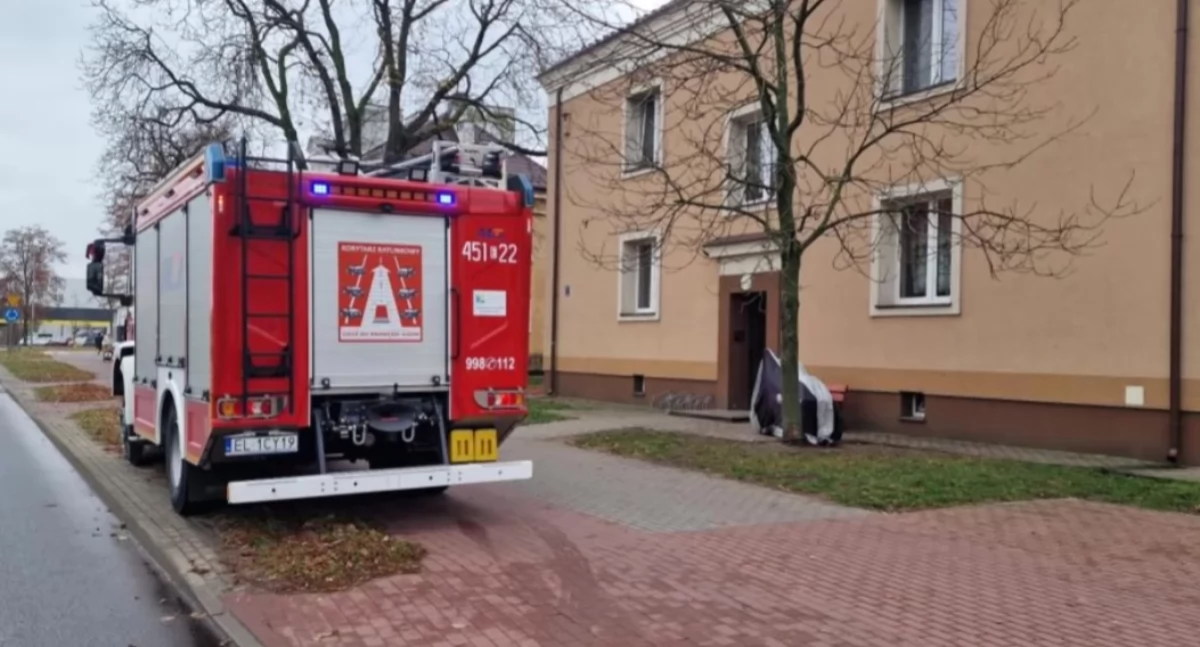 Interwencja strażaków na osiedlu Kostka – starsza kobieta trafiła do szpitala