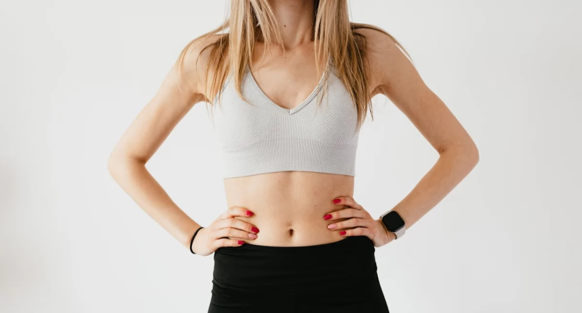  Liposukcja brzucha i abdominoplastyka – kiedy warto zdecydować się na połączenie tych zabiegów?