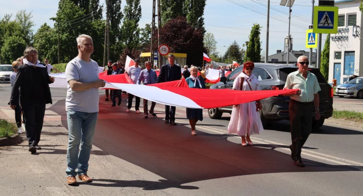 „Bronimy krzyża Biało-Czerwonej”. W Łowiczu poniosą 50-metrową flagę