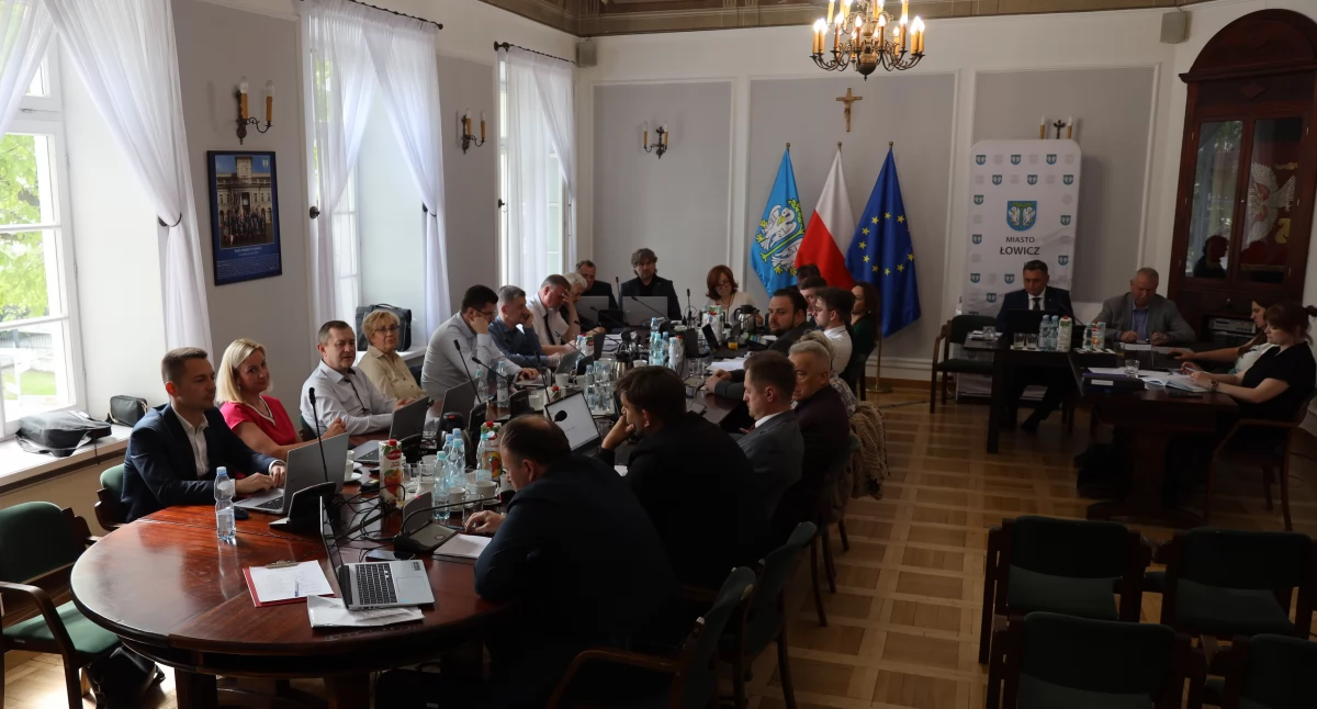 Łowicz. Duże emocje na sesji, radni dokapitalizowali spółkę Pelikan (foto)