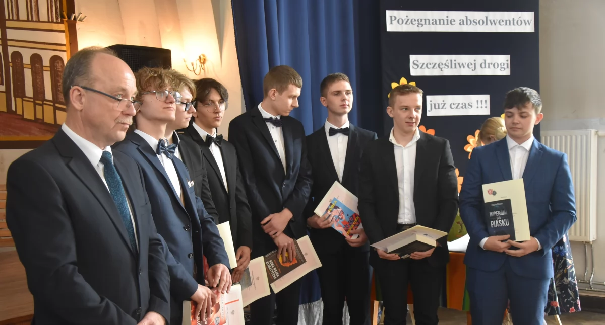 Pożegnanie abiturientów ZST im. 10 Pułku Piechoty w Łowiczu (foto,film)