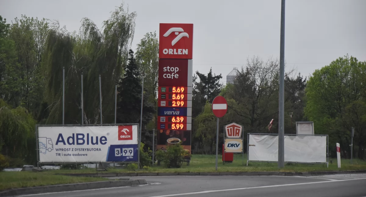 Ceny paliw. Piątka z przodu na stacjach benzynowych to już norma. Na majówkę może być jeszcze taniej