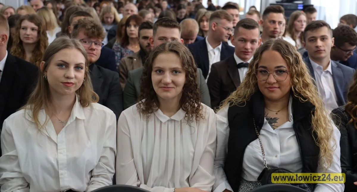 Uroczyste pożegnanie maturzystów w ZSCKR w Zduńskiej Dąbrowie (foto, film)