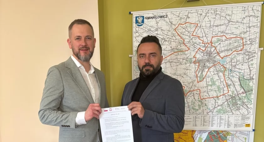 Pod Łowiczem powstanie nowe boisko wielofunkcyjne z zadaszeniem za prawie 5 milionów złotych