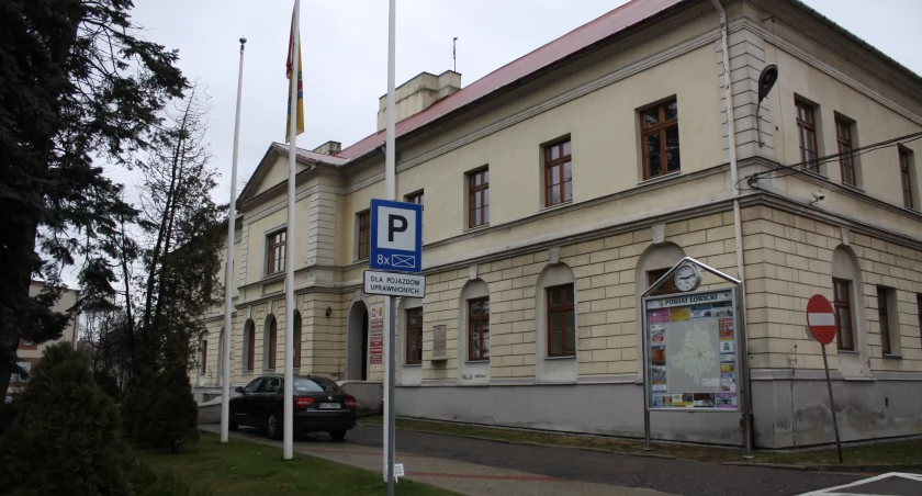 Łowicz. Czy urzędy i instytucje będą czynne 2 maja?
