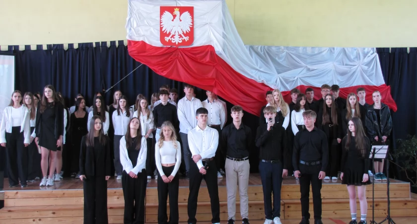 Akademia z okazji 234. rocznicy uchwalenia Konstytucji 3 Maja w ZSP nr 4 w Łowiczu (foto)