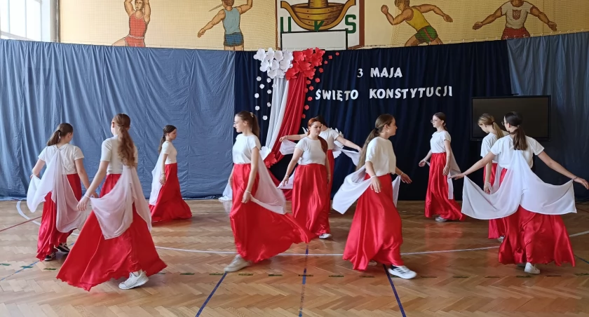 Apel z okazji Święta Konstytucji 3 Maja w SP nr 3 w Łowiczu (foto, film)