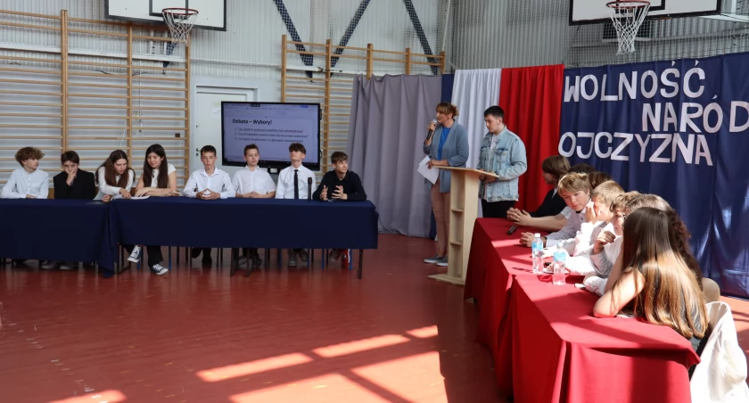 Debata w SP nr 7 w Łowiczu. Uczniowie dyskutowali o wyborach (foto, film)