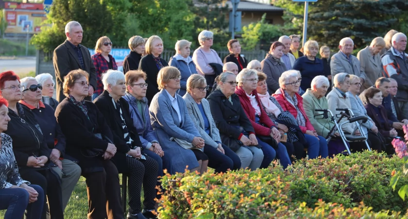 Łowicz. Nabożeństwo majowe i Msza święta przy kapliczce na Korabce (foto)