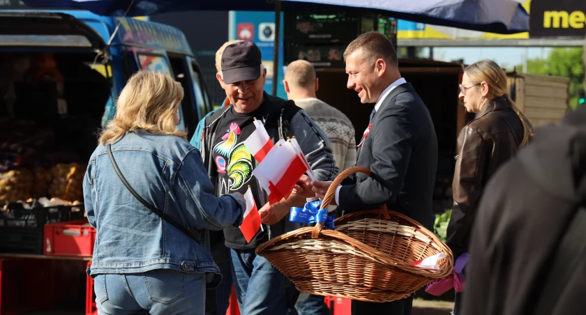 Łowicz. Rozdawali biało-czerwone flagi i kotyliony z okazji Dnia Flagi RP (foto, film)