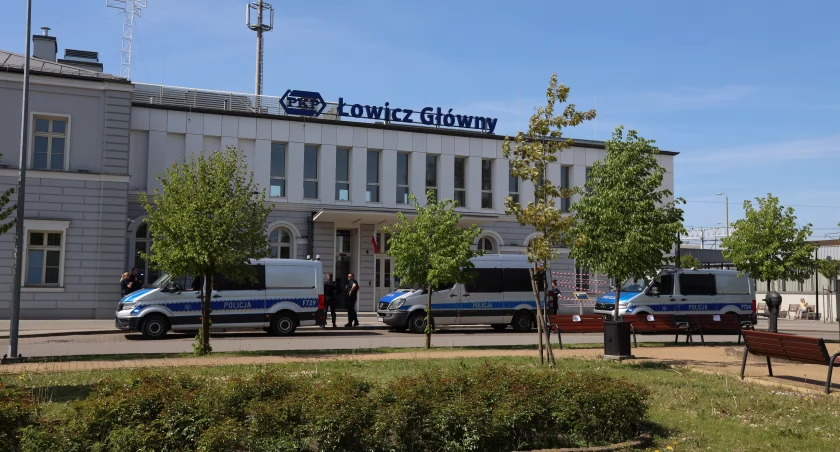 Patrole policji na stacji PKP Łowicz Główny. Mundurowi zabezpieczali przejazd kibiców (foto)