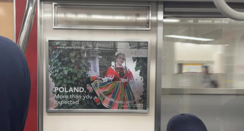 Promuje ziemię łowicką i Polskę w Japonii. Plakaty z łowiczanką w metrze w Osace (foto)