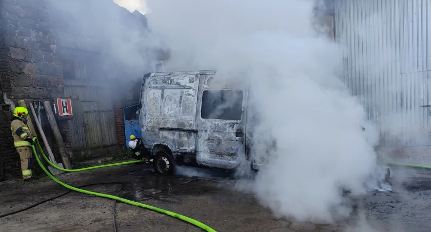 Pożar samochodu w stadninie koni w Walewicach. Bus spłonął doszczętnie