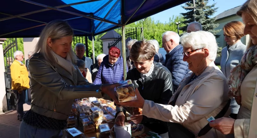 Słodka pomoc dla braci Strugińskich. Kiermasz charytatywny przy kościele w Bełchowie (foto)