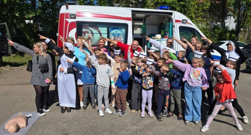 Studentki z Łowicza pokazują, że pielęgniarstwo to więcej niż zawód (foto)