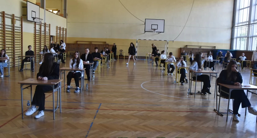 Ósmoklasiści z SP 3 w Łowiczu rozpoczęli egzaminy. Na początek język ojczysty (foto)