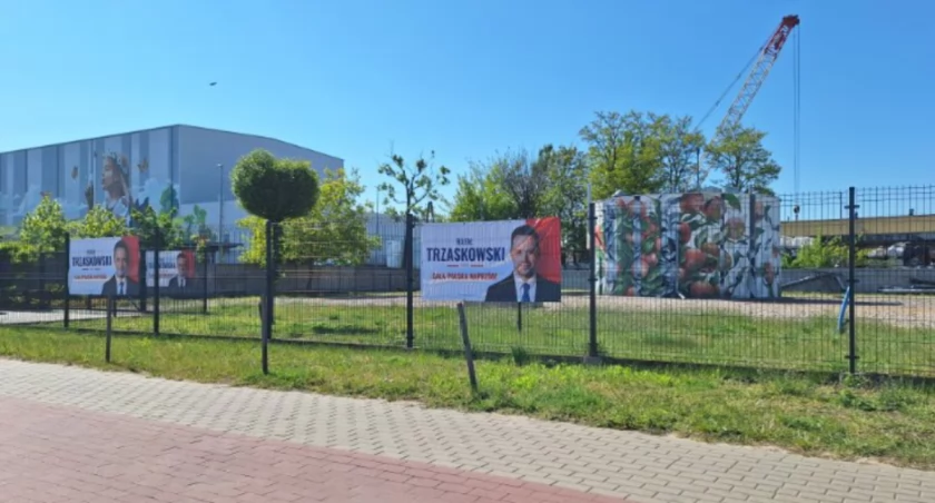 Łowicz. Plakaty wyborcze Rafała Trzaskowskiego na ogrodzeniach miejskich przepompowni. Wiszą nielegalnie (foto)