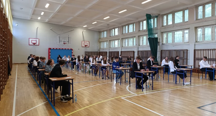 Ósmoklasiści z Czwórki mierzą się z matematyką (foto)