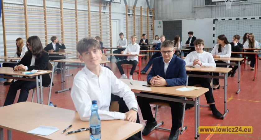 Ósmoklasiści z „Siódemki” mierzą się z matematyką (foto)