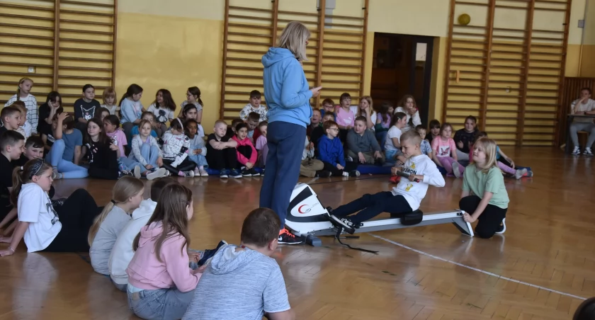 Dzień Patrona na sportowo w SP nr 3 w Łowiczu. Hołd dla Jana Pawła II przez aktywność fizyczną (foto,film)