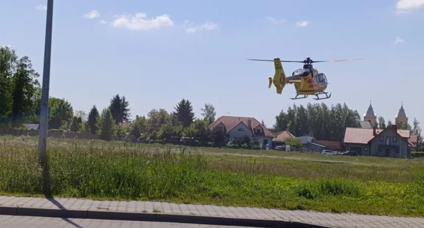 Śmigłowiec LPR lądował przy łowickim szpitalu. Liczyła się każda minuta (foto)