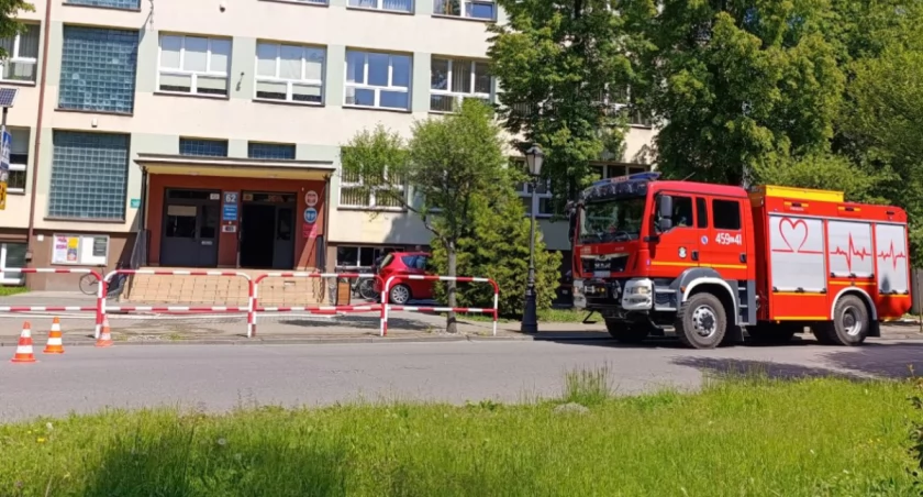 Łowicz. Woda z pękniętej rury zalała piwnicę dawnego gimnazjum! (foto)