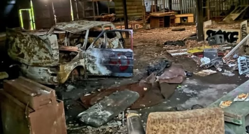 Pożar w magazynie na ul. Flagi Polskiej w Łowiczu. Spłonął fiat 126p